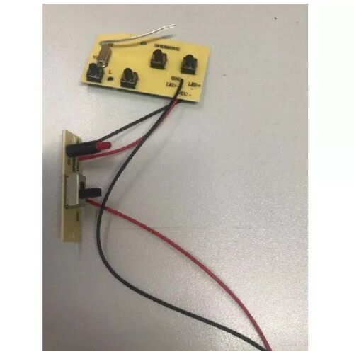 RC Rock Crawler LED jeladó tábla vezetékekkel és kapcsolókkal, közeli felvétel fehér háttérrel - Távirányítós jármű kiegészítő