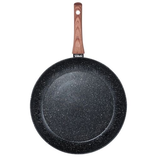 Felülnézeti kép a BLACK&WOOD Vilde 32 cm-es gránit serpenyőről, fa hatású fogantyúval, fehér háttéren. - Serpenyő