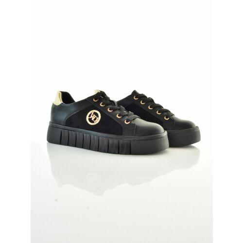 Pár MB Collection női fekete platform sneaker arany logóval és fűzőlyukakkal, ferde nézet fehér háttérben - Női utcai cipő
