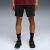 Elölnézet egy férfiról, aki fekete Puma CLOUDSPUN 7" edzőnadrágot visel, bemutatva az illeszkedést és hosszt mozgás közben.