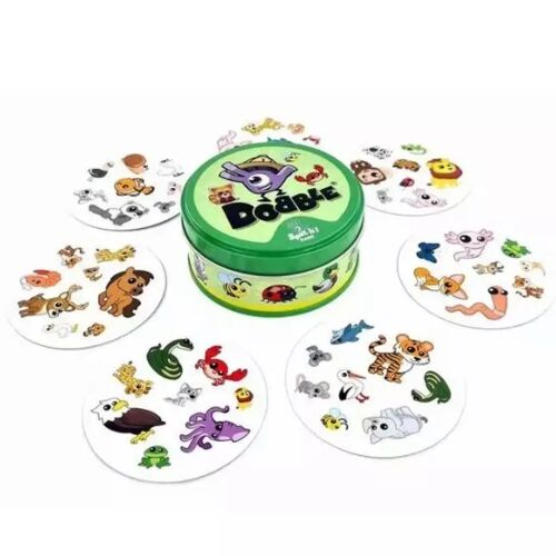 Dobble Animals kártyajáték, különböző rajzolt állatokat ábrázoló kártyákkal egy központi játéktin körül elrendezve. - Asmodee