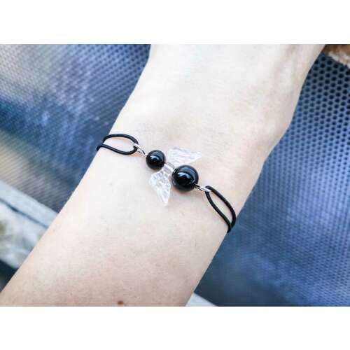 Leszel a koszorúslányom ónix angyal karkötő csuklón viselve