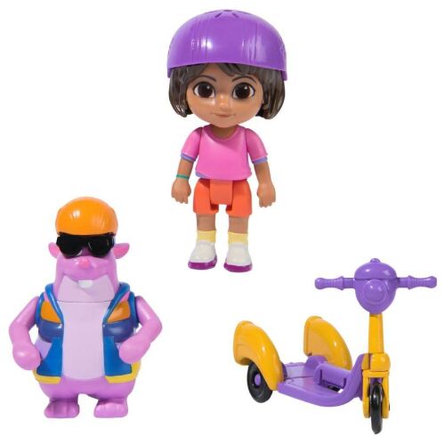 Dóra a Felfedező figura, Tico figura és lila-sárga roller, mind kicsomagolva és külön-külön fehér háttéren, a Spin Master Zoom & Explore készletéből. - Mesehős figura