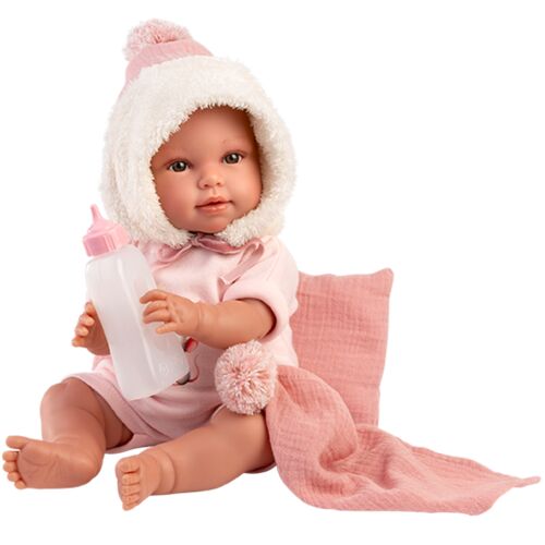Llorens Olivia 38cm-es síró baba rózsaszín ruhában és szőrmesapkában, cumisüveggel a kezében, rózsaszín takaróval fehér háttér előtt - LLorens