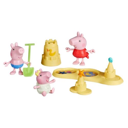 Peppa Malac: Peppa élményei - Strandolás játékszett - Hasbro, Peppa, Zsoli és Baby Evie figurákkal, homokvárral, lapáttal és egyéb strand kiegészítőkkel elrendezve fehér alapon - Mesehős figura