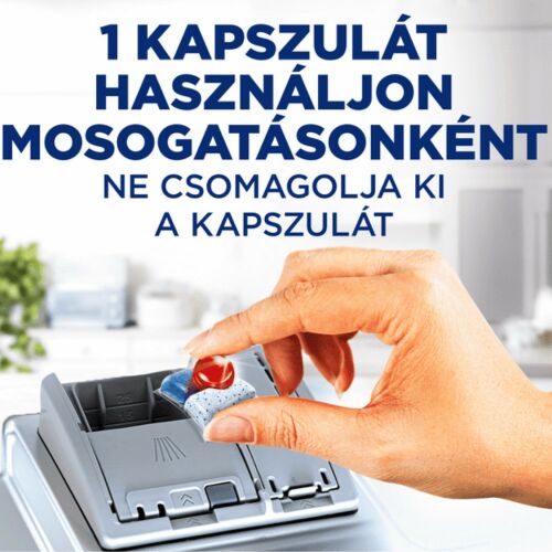 Kéz helyez be egy Finish Powerball Quantum mosogatógép kapszulát a mosogatógép adagolójába, magyar nyelvű utasításokkal - Mosogatógép tabletta