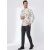 Férfi fehér karácsonyi 3D mintás casual slim fit ingben, ünnepi mintával, sötét nadrágban és fekete cipőben, sétál, kezét zsebében tartva és mosolyog.