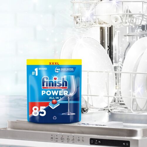 Finish Power All in 1 mosogatógép tabletta, 85 darabos kiszerelés, mosogatógép állványban tiszta edényekkel, a hatékony tisztítóhatást és a csillogó eredményeket illusztrálva. - Mosogatás