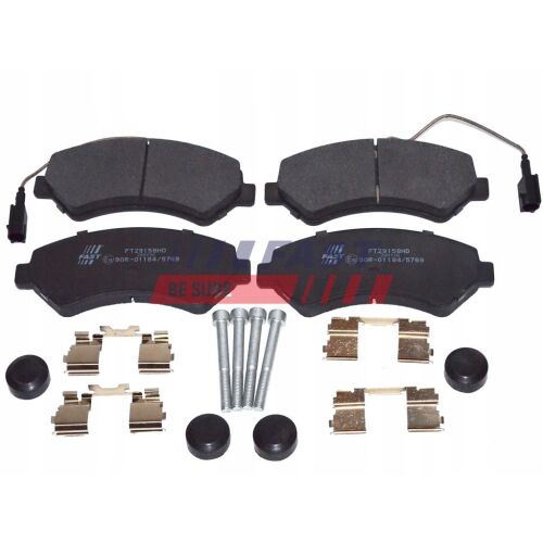 FAST FT29158HD első fékbetétek két érzékelővel Fiat Ducato, Peugeot Boxer, Citroën Jumper 2006+ modellekhez, beépítési kiegészítőkkel fehér háttér előtt - Fékbetét