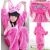 Kollázs egy gyermekről, aki RÓZSASZÍN PIZSAMA KIGU ONESIAAN ÖLTÖNY 110 CH4Y rózsaszín Stitch kigurumi pizsamában van, játékos pózban, részletes kapucnival és hátulnézettel, hangsúlyozva a teljes karakter megjelenést
