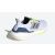 Adidas Ultraboost 22 férfi futócipő hátsó háromnegyedes nézete, kiemelve a sarokrészt és a fehér Boost középtalpat kék díszítéssel