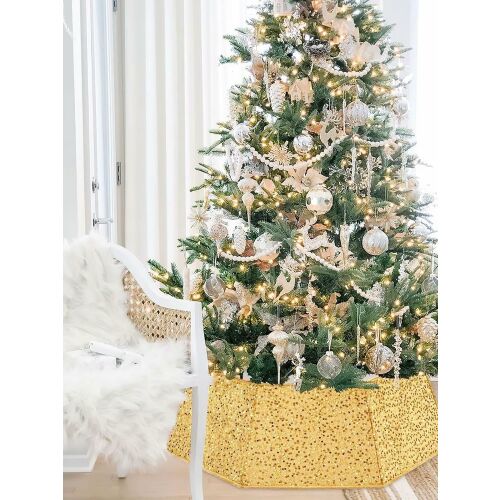 Elegáns karácsonyfa, alján BrillShine arany flitteres karácsonyfa gallérral, amely kiegészíti az ünnepi díszeket egy gyönyörűen díszített szobában. - Dekoráció