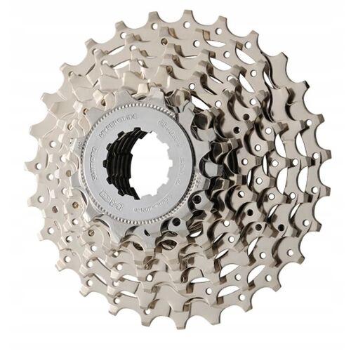 Ferdeszögű nézet az ezüst Shimano Sora CS-HG50-9 9 sebességes 12-25T országúti kerékpár kazettáról, kiemelve a HYPERGLIDE márkajelzést és a részletes fogprofilokat fehér háttéren. - Kerékpár racsni