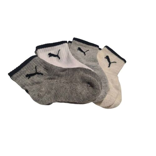 Puma PLW BABIES 4-PACK Gyerek Zokni 93819901, kicsomagolva, szürke, fehér és bézs zoknik fekete Puma logóval, ferde nézet - Gyerek zokni