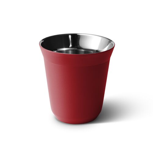 Ferdeszögű nézet egy 150 ml-es piros rozsdamentes acél kávésbögréről fehér háttéren, bemutatva elegáns kialakítását és duplafalú szigetelését - Bögre