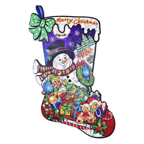 Fa puzzle, színes A3 méretű (Mikulás zokni) - összeállított fa karácsonyi zokni puzzle hóemberrel, ajándékokkal és Merry Christmas felirattal fehér háttérrel 
