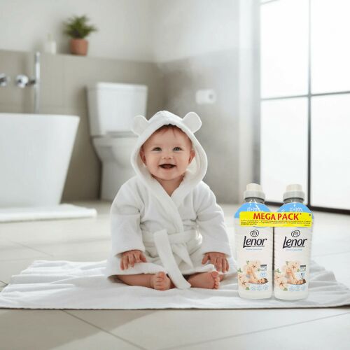 Mosolygó baba fehér kapucnis törölközőben, két Lenor Sensitive Cotton Fresh hipoallergén öblítő flakon mellett egy fürdőszobai környezetben, kiemelve a gyengédséget - Lenor