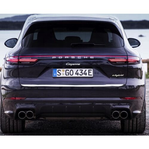 Porsche Cayenne III 2017+ hibrid modell beépített króm csomagtérajtó díszléccel, hátsó nézet az elegánsabb megjelenésért - Autós dekorcsík