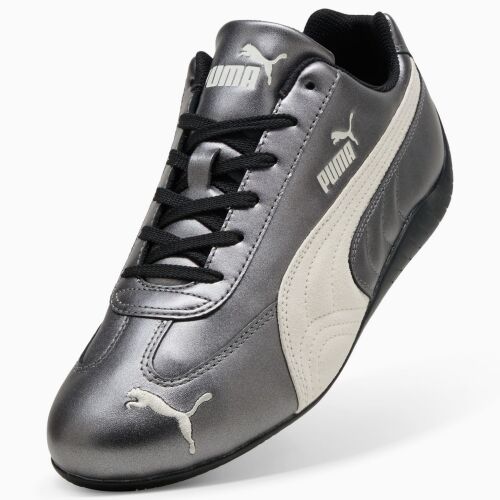 Puma SPEEDCAT METALLIC unisex sportcipő ezüst színben, szöges elölnézet fűzőkkel és Puma logóval fehér háttéren - Férfiaknak