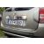 Döntött közeli felvétel Dacia Duster hátuljáról króm csomagtér díszléccel és lökhárítóvédelemmel