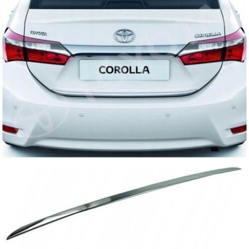 Toyota Corolla X E16 beszerelt króm csomagtérfedél díszléccel és a különálló díszléccel, bemutatva a terméket és annak alkalmazását - Autós dekorcsík