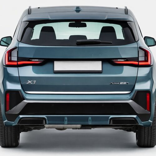 Részletes hátsó nézet egy türkiz BMW X1 (U11) 2022+-ról, amelyen jól látható a króm csomagtérfedél csík, kiemelve annak elegáns dizájnját és tökéletes illeszkedését. - Autós dekorcsík