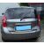 Szürke Nissan Note II E12 autó hátulnézete a felszerelt króm csomagtérajtó díszléccel, közelről mutatva be a termék elhelyezését és felületét.