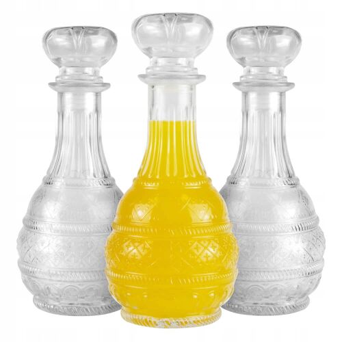 Három 500 ml-es díszes üvegkancsó dugóval, egy sárga folyadékkal töltve, fehér háttéren - Kancsó