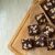 Brownie-k mandulaforgáccsal egy fa vágódeszkán, ami a formák alternatív felhasználására utal (nem közvetlenül kapcsolódik a termékhez)