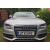Ezüst Audi A4 B8 króm hűtőrács díszlécekkel, az autó elölnézete kertben parkolva