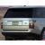 Ezüst Range Rover IV 2012+ hátulnézete beépített króm csomagtérajtó díszléccel, kiemelve a termék illeszkedését és javulását.