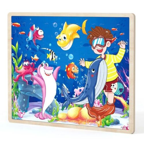 Közelkép egy elkészült 60 darabos fa víz alatti halas puzzle-ról, amelyen egy búvárkodó fiú, bálna, cápa, polip és különféle színes halak láthatók egy élénk tengeri jelenetben - Puzzle