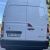 Fehér Renault Master furgon közvetlen hátsó nézete, a króm csíkok elegánsan felszerelve mindkét hátsó ajtón, kifinomult megjelenést kölcsönözve.