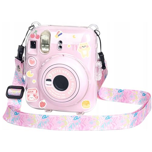 Elülső ferde nézet a rózsaszín FujiFilm Instax Mini 12 fényképezőgépről átlátszó védőtokban, színes matricákkal és mintás állítható szíjjal. - Fényképezőgép táska és tok