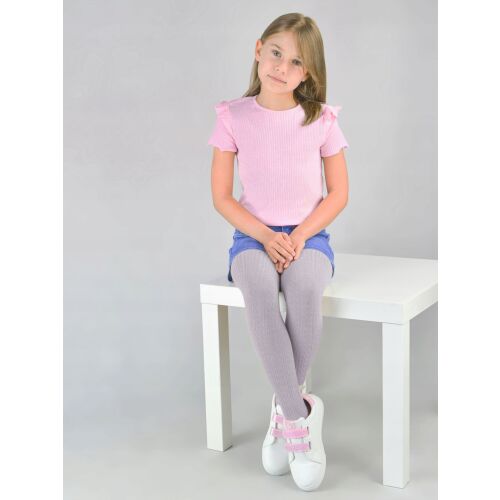 Fiatal lány visel PAMUT JACQUARD HARISNYA heather kötött harisnyát, 92/98 N023C méretben, fehér padon ülve, bemutatva a meleg és kényelmes pamutkeverék gyerekharisnyát. - Gyerek harisnya