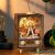 Rolife Naplemente Karnevál zenedoboz, ferde nézet a 3D fa puzzle-ről megvilágított vidámparkkal retro TV-ben, lakásdekoráció