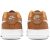 Két Nike Air Force 1 LV8 2 GS ifjúsági sneaker hátulról, barna sarokkal és fehér Nike Air logóval