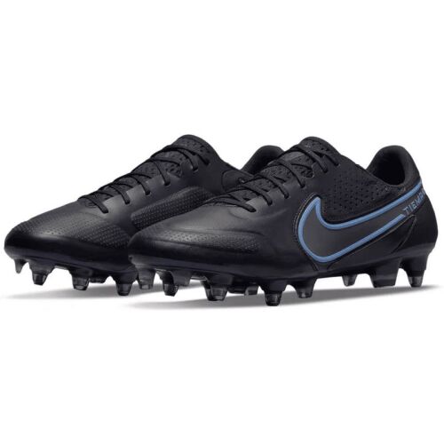 Ferdeszögű nézet egy pár Nike Tiempo Legend 9 Elite SG-Pro AC focicipőről fekete színben, kék részletekkel, kiemelve a bőr felsőrészt és a stopli elrendezést. 