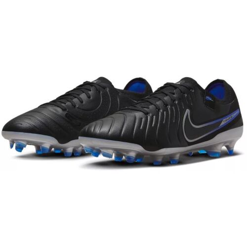 Egy pár Nike Tiempo Legend 10 Pro FG focicipő, elölről szögből nézve, texturált bőr felülettel, fekete, ezüst és kék részletekkel 