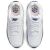 Felülnézet egy pár Nike Air Max 90 (GS) gyerek sneakerről, fehér fekete díszítéssel és kék Nike logóval a nyelven