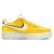 Angyal nézet egyetlen Nike Air Force 1 LV8 (gs) sárga sneakerről, kiemelve a texturált talpat és a klasszikus dizájnt