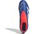 Felülnézet az Adidas Predator League Laceless FG focicipőről, kék színű, piros bokagallérral és fehér csíkokkal, bemutatva a fűző nélküli kialakítást