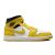 Nike Air Jordan 1 Mid sneaker sárga és fehér színben, oldalsó nézet fehér alapon, bemutatva az ikonikus dizájnt mindennapi utcai viselethez