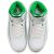 Egy pár Nike Air Jordan 2 Retro (gs) gyerek sneaker, fehér és zöld, felülnézet fehér háttéren