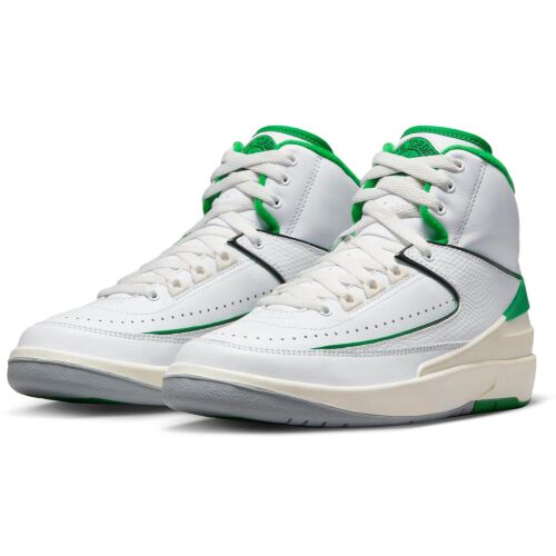 Egy pár Nike Air Jordan 2 Retro (gs) gyerek sneaker, fehér és zöld, 3/4 elölnézet fehér háttéren - Baba és tipegő