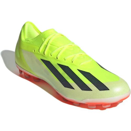 Ferdeszögű elölnézet az Adidas X Crazyfast Elite 2G/3G AG focicipőről, bemutatva áramvonalas dizájnját és a hangsúlyos Adidas csíkokat - Divat és öltözködés