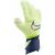Oldalnézetből készült felvétel egy Nike GK Phantom Elite kapuskesztyűről, amelyen a vibráló világoszöld kézfej látható fekete és rózsaszín Nike logóval, valamint a pánt nélküli kialakítás.