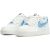Pár Nike Air Force 1 LV8 (gs) sneaker, fehér világoskék részletekkel, elölnézetből a fűzőkkel