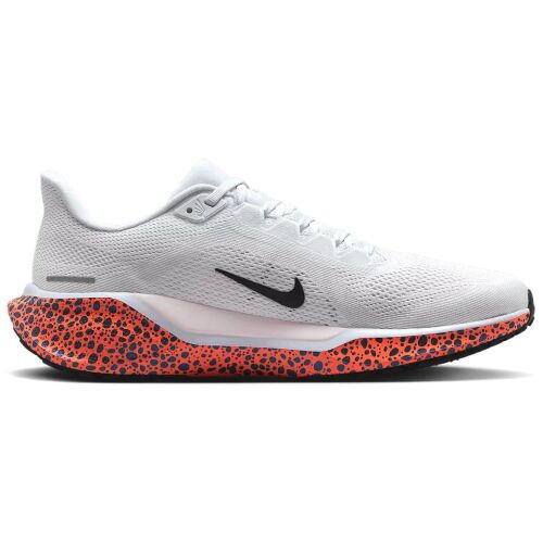 Ferdetett nézet a Nike Air Zoom Pegasus 41 OLY férfi futócipőről, kiemelve a pöttyös narancssárga középtalpat és a fehér hálós felsőrészt - Divat és öltözködés