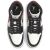 Felülnézeti kép Nike Air Jordan 1 Mid sneakerről, piros, fehér és fekete cipőpár, fűzők láthatók, ikonikus Jumpman logó a nyelven